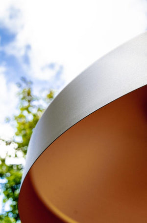 Nærbilde HEATSAIL DISC FS Coal – skulpturelt aluminium i dyp antrasitt finish