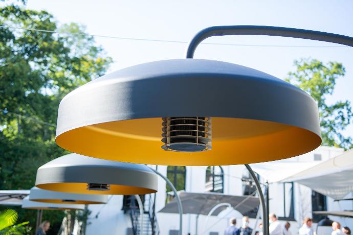 HEATSAIL DISC FS Coal varmelampe på moderne terrasse med varm belysning og infrarød varme
